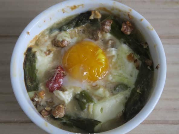 Oeuf cocotte aux asperges vertes, chèvre et noix