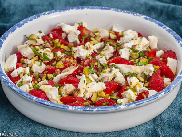 Salade de fraises au fromage de chèvre frais et aux pistaches