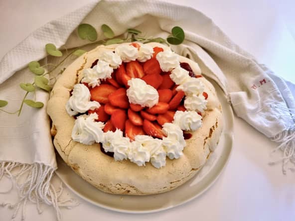 Pavlova à la rhubarbe et aux fraises