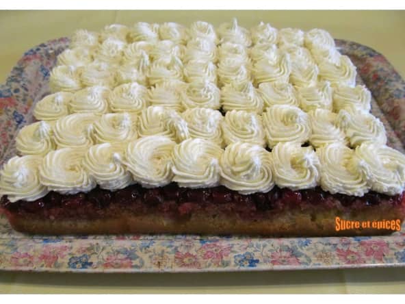 Gâteau renversé aux griottes avec de la chantilly