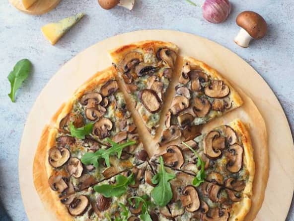 Tarte fine aux champignons et fromage fourme de Montbrison