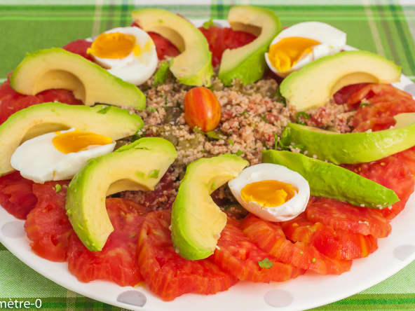 Salade de tomates aux oeufs et avocats, semoule de blé