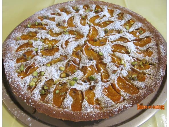 Tarte aux abricots, crème d'amande et pistache