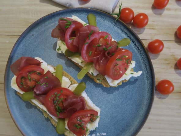 Bruschetta au Chaource, tomates et bresaola
