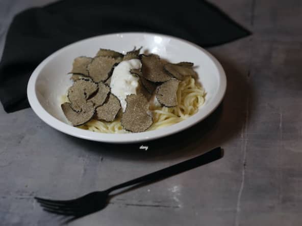 Spaghettis burrata et truffes d'été