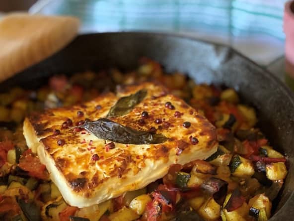 Feta rôtie au four sur légumes d’été
