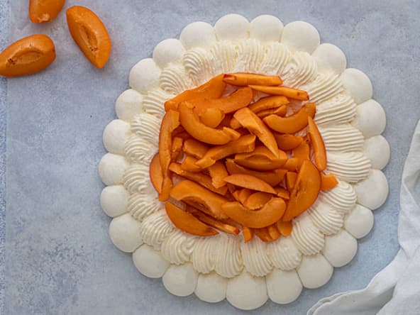 Pavlova gourmand aux abricots et fleur d'oranger