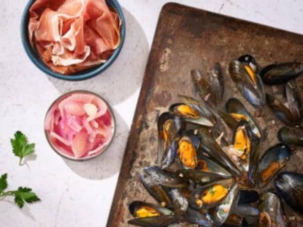 Moules à la plancha, jambon cru, oignons rouges pickles