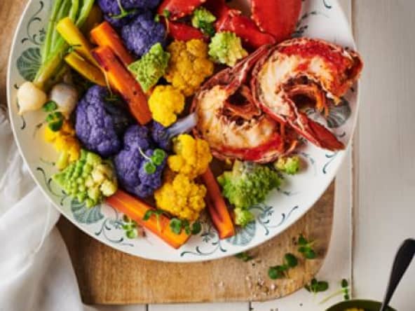 Homard façon aïoli, choux fleur violet et petits légumes (carottes de couleurs, mini navets...)