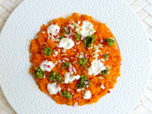 Ecrasée de carottes, oignons marinés et pesto de coriandre-pistaches