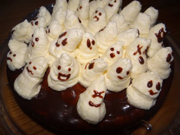 Gâteau d’Halloween à la citrouille et sa nuée de fantômes de mousse au chocolat blanc