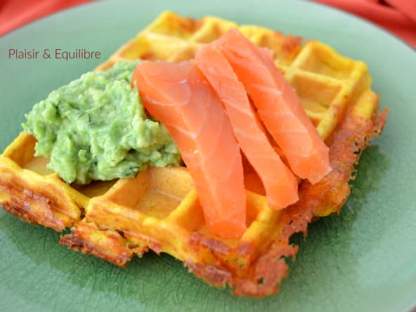 Gaufres de potimarron au cheddar, purée d’avocat et saumon fumé