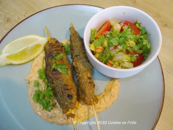 Brochettes kefta de boeuf, sauce blanche et salade aux pois chiches