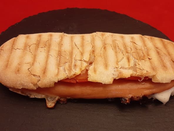 Knacki et mozzarella avec un appareil à panini