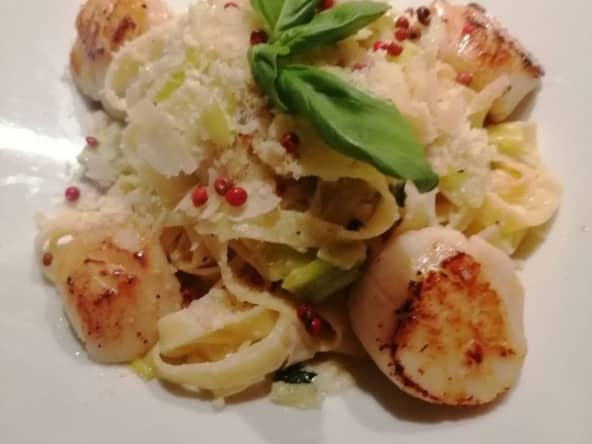 Tagliatelles aux Saint Jacques et fondue de poireaux
