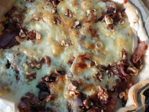 Tarte salée aux oignons caramélisés, fromage Tetilla et noix