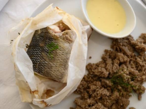 Bar au fenouil en papillote, far de blé noir et sauce beurre blanc