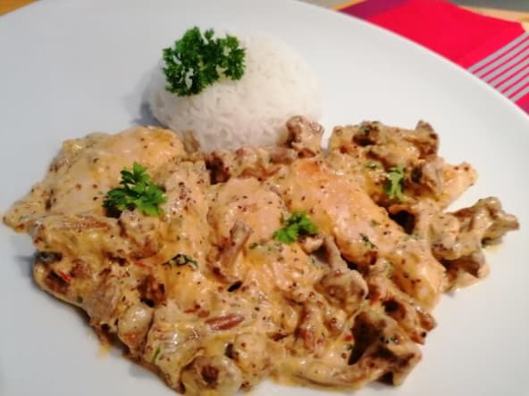 Aiguillettes de poulet aux girolles sauce moutarde au piment d’Espelette
