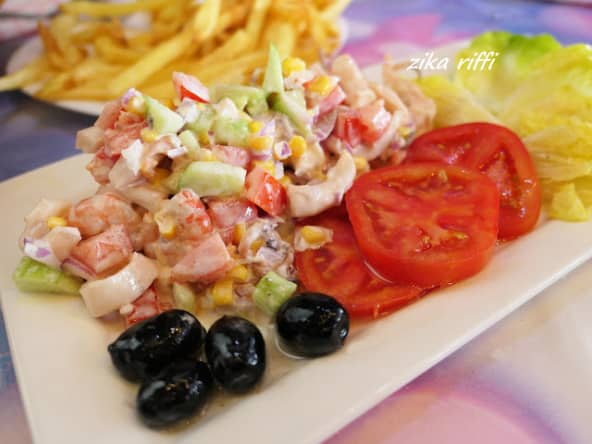 Salade de fruits de mer composée de calamars, de crevettes et de crabes