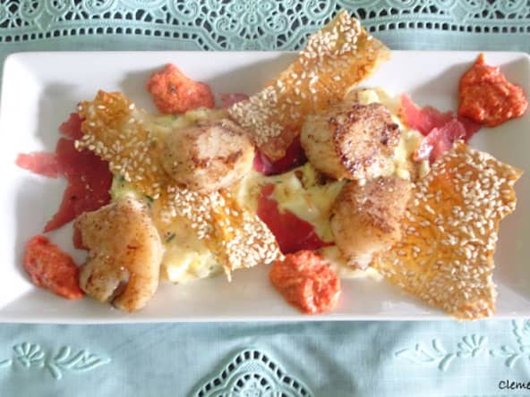 Coquilles Saint-Jacques sur salade aux œufs, coulis de poivrons, jambon cru