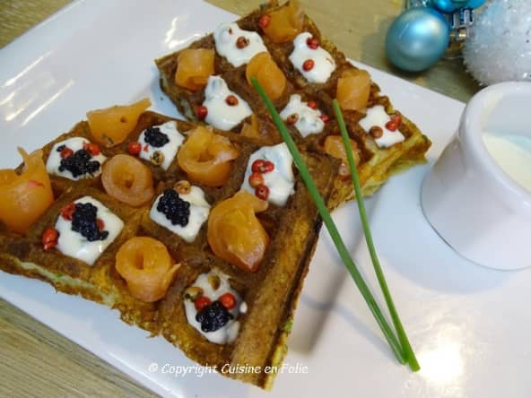 Gaufre salée de pomme de terre, saumon fumé et crème fouettée, ciboulette et baies roses