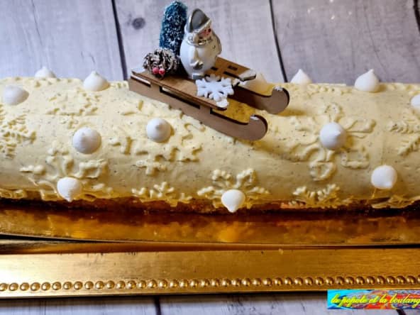 Bûche bombe aux fruits rouges et pralines