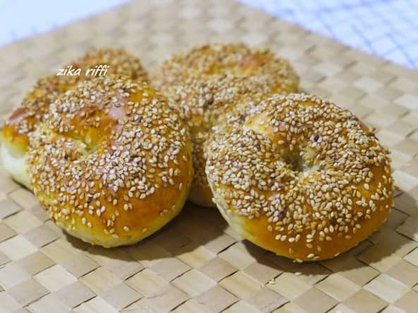 Petites couronnes briochées aux grains de sésame