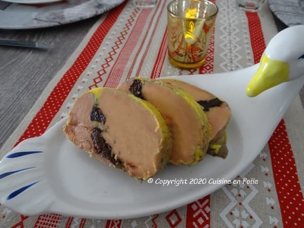Foie gras mi cuit aux pruneaux et au piment d'Espelette
