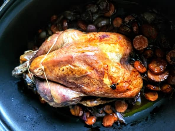 Pintade chaponnée rôtie au vin