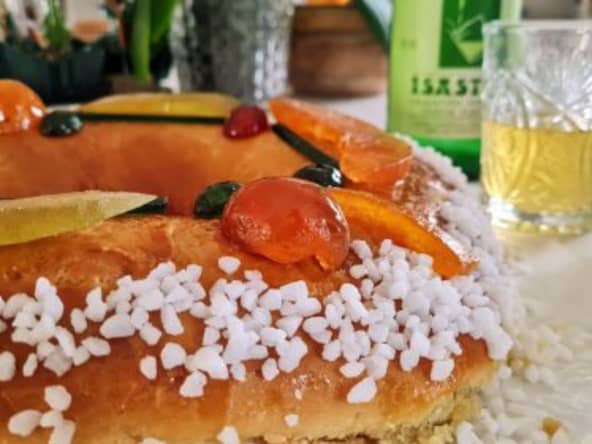Brioche des rois, en forme de couronne garnie à la crème frangipane