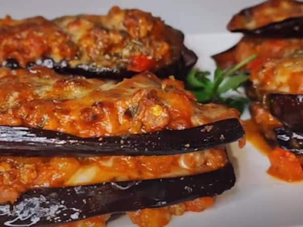 Millefeuille d'aubergine, sauce à la viande et mozzarella