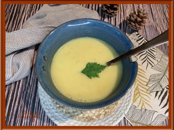 Soupe réconfortante de chou-fleur au lait de coco et curry