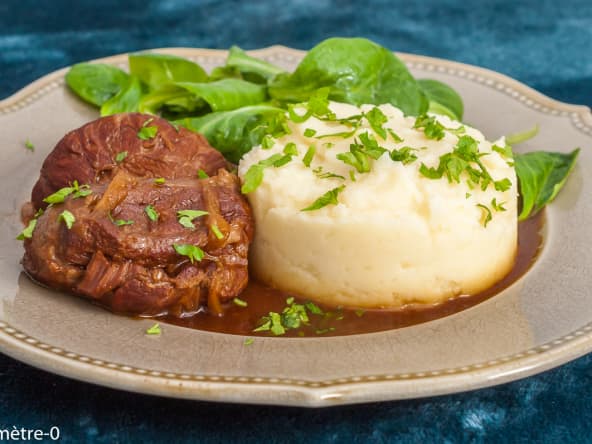 Joues de porc à la bière, purée de pommes de terre et céleri boule