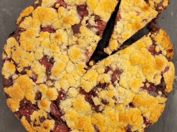 Gâteau chocolat cerises crumble