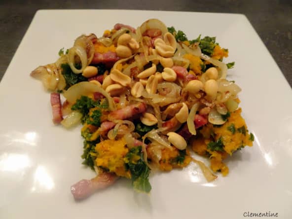 Recette de purée de patates douces au chou kale, lardons et cacahuètes