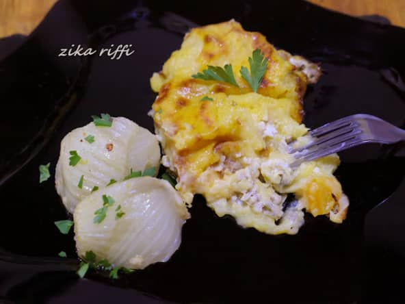 Gratin de carottes et pommes de terre garni de farce à la viande hachée