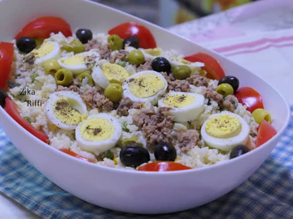 Salade de riz au thon, œufs durs et légumes