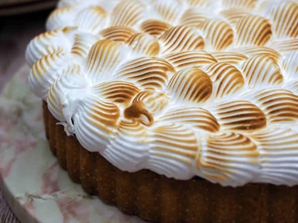 Tarte meringuée à la rhubarbe, dorée au chalumeau.