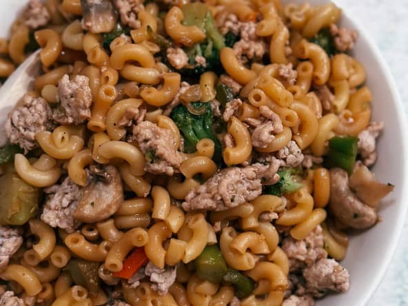 Macaroni chinois au porc haché et aux brocolis