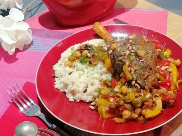 Tajine de souris d’agneau aux poivrons à l’huile d’argan et pignons de pin torréfiés.