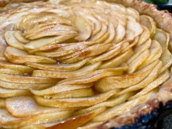 Tarte aux pommes sur un lit de fruit de la passion
