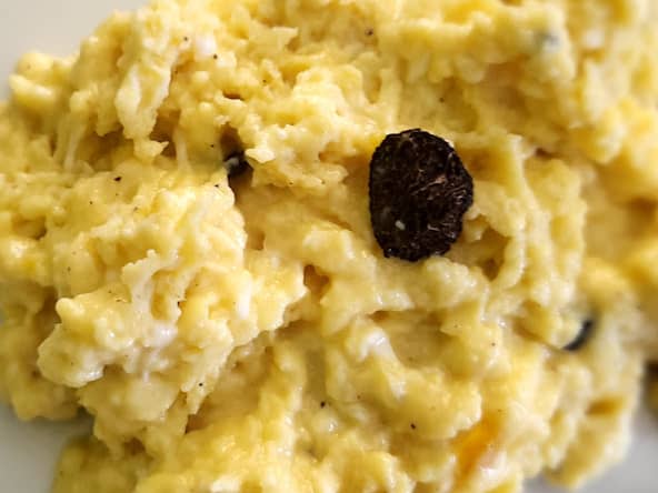Œufs brouillés aux truffes avec crème fraîche