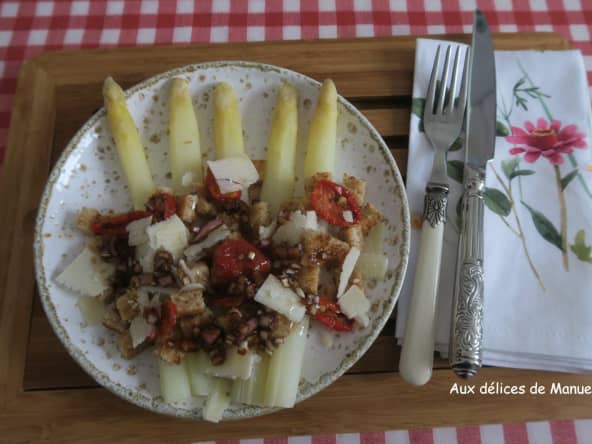 Asperges blanches aux croûtons, tomates séchées, parmesan et vinaigrette au balsamique