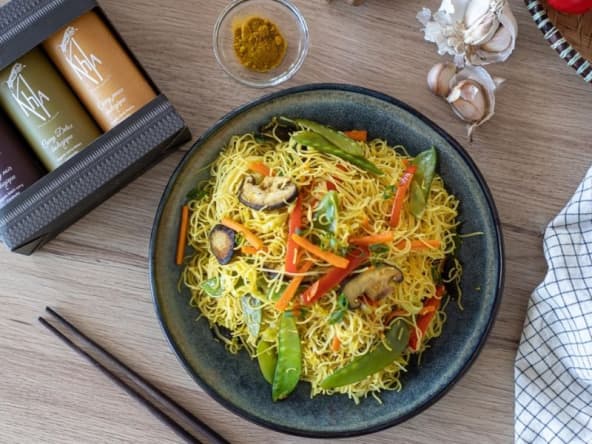 Nouilles sautées au curry noir et aux légumes
