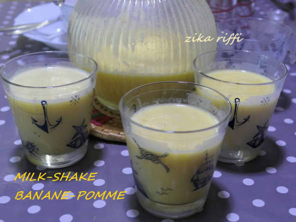 Milk-shake aux bananes et aux pommes au miel avec du yaourt et du lait entier