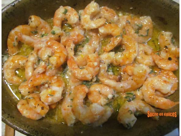 Crevettes au beurre de sauge, ail et citron - une recette rapide et parfumée