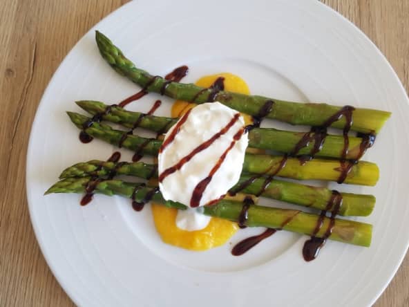 Asperges vertes avec sauce aux jaunes d’oeufs
