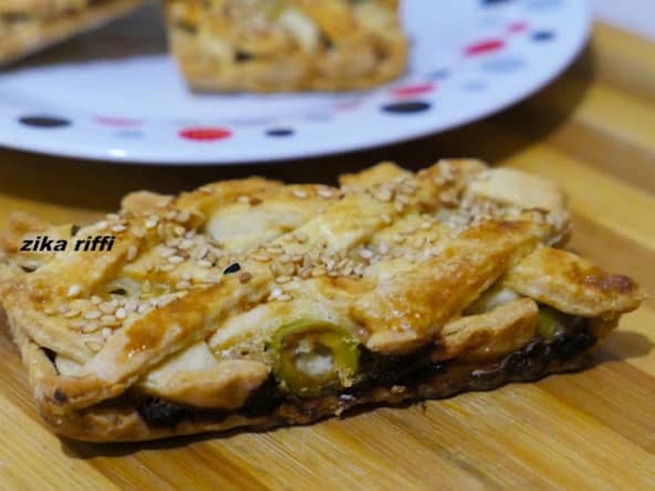 Tartelettes aux poireaux à la sauce Mornay et tapenade aux olives noires