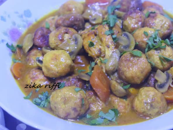 Tajine el kefta de poulet aux champignons et carottes nouvelles
