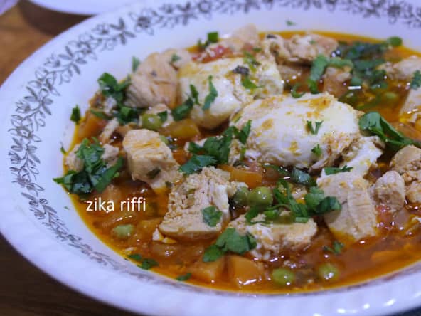 Garniture économique au poulet, petits pois et carottes aux oeufs